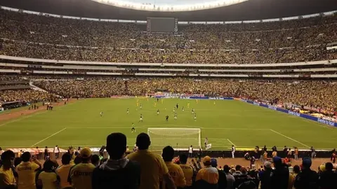 “激战正酣！科纳特孤军对抗哈兰德和多库，屡陷险境，赛场再现紧张时刻！”